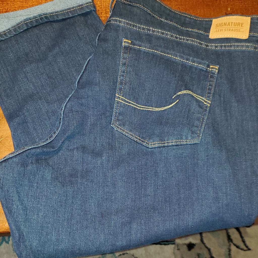 Levis Brand Size 22 MidRise Capri Jeans